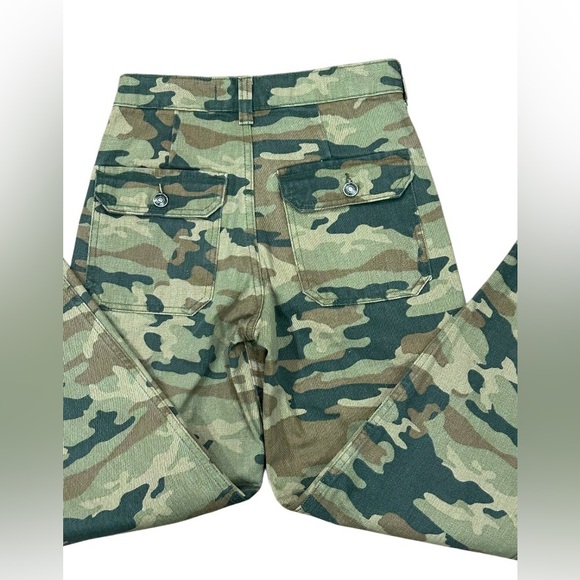 🔥NWT! FREE PEOPLE!! CAMOUFLAGE JEANS!! A MUST HAVE! TRENDING!!🔥 - Picture 13 of 15